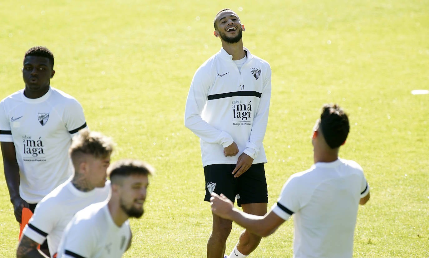 El equipo blanquiazul dirigido por el entrenador José Alberto López regresó al trabajo tras dos días de descanso con la intención de olvidar la derrota contra el Cartagena y centrar sus energías en ganar en casa contra el Tenerife en La Rosaleda. Surgieron múltiples novedades en cuanto altas y bajas, donde destacó la integración de Hicham tras lesión, y la ausencia de Paulino, Kevin y Escassi por prevención. El director deportivo, Manolo Gaspar, estuvo arropando al vestuario.