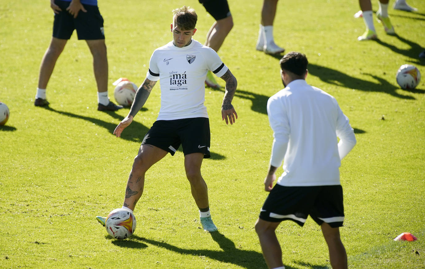 El equipo blanquiazul dirigido por el entrenador José Alberto López regresó al trabajo tras dos días de descanso con la intención de olvidar la derrota contra el Cartagena y centrar sus energías en ganar en casa contra el Tenerife en La Rosaleda. Surgieron múltiples novedades en cuanto altas y bajas, donde destacó la integración de Hicham tras lesión, y la ausencia de Paulino, Kevin y Escassi por prevención. El director deportivo, Manolo Gaspar, estuvo arropando al vestuario.