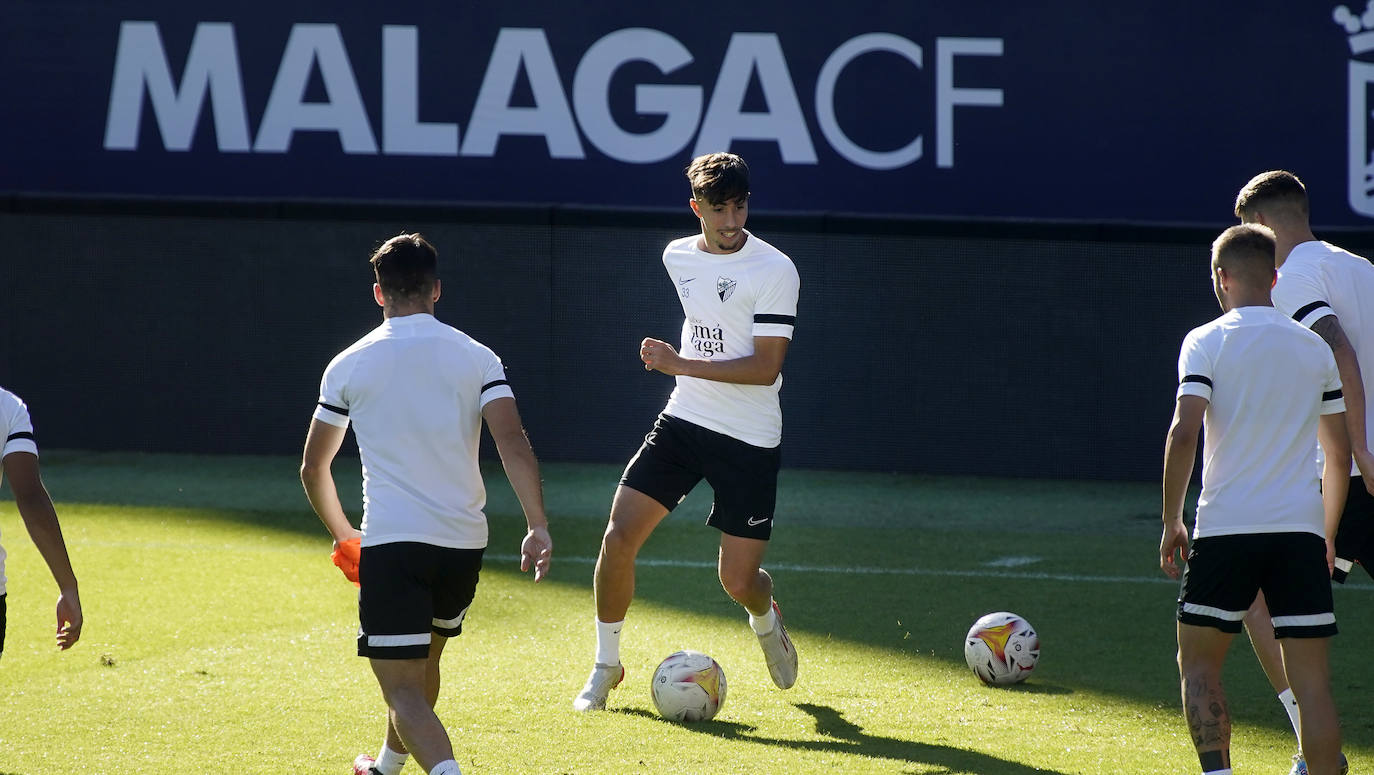 El equipo blanquiazul dirigido por el entrenador José Alberto López regresó al trabajo tras dos días de descanso con la intención de olvidar la derrota contra el Cartagena y centrar sus energías en ganar en casa contra el Tenerife en La Rosaleda. Surgieron múltiples novedades en cuanto altas y bajas, donde destacó la integración de Hicham tras lesión, y la ausencia de Paulino, Kevin y Escassi por prevención. El director deportivo, Manolo Gaspar, estuvo arropando al vestuario.