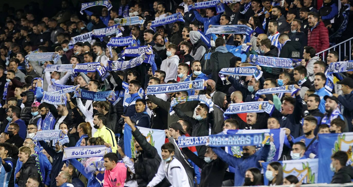 Aficionados del Málaga animan al equipo en las gradas del estadio de La Rosaleda durante el partido contra la Real Sociedad 'B'.