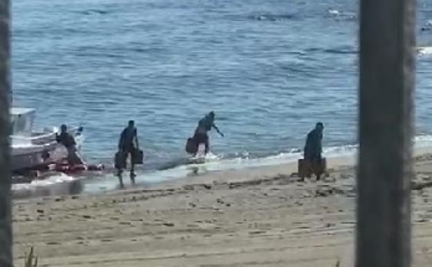 En la imagen, un momento de la intervención de la Guardia Civil captada por los vecinos de la zona. 
