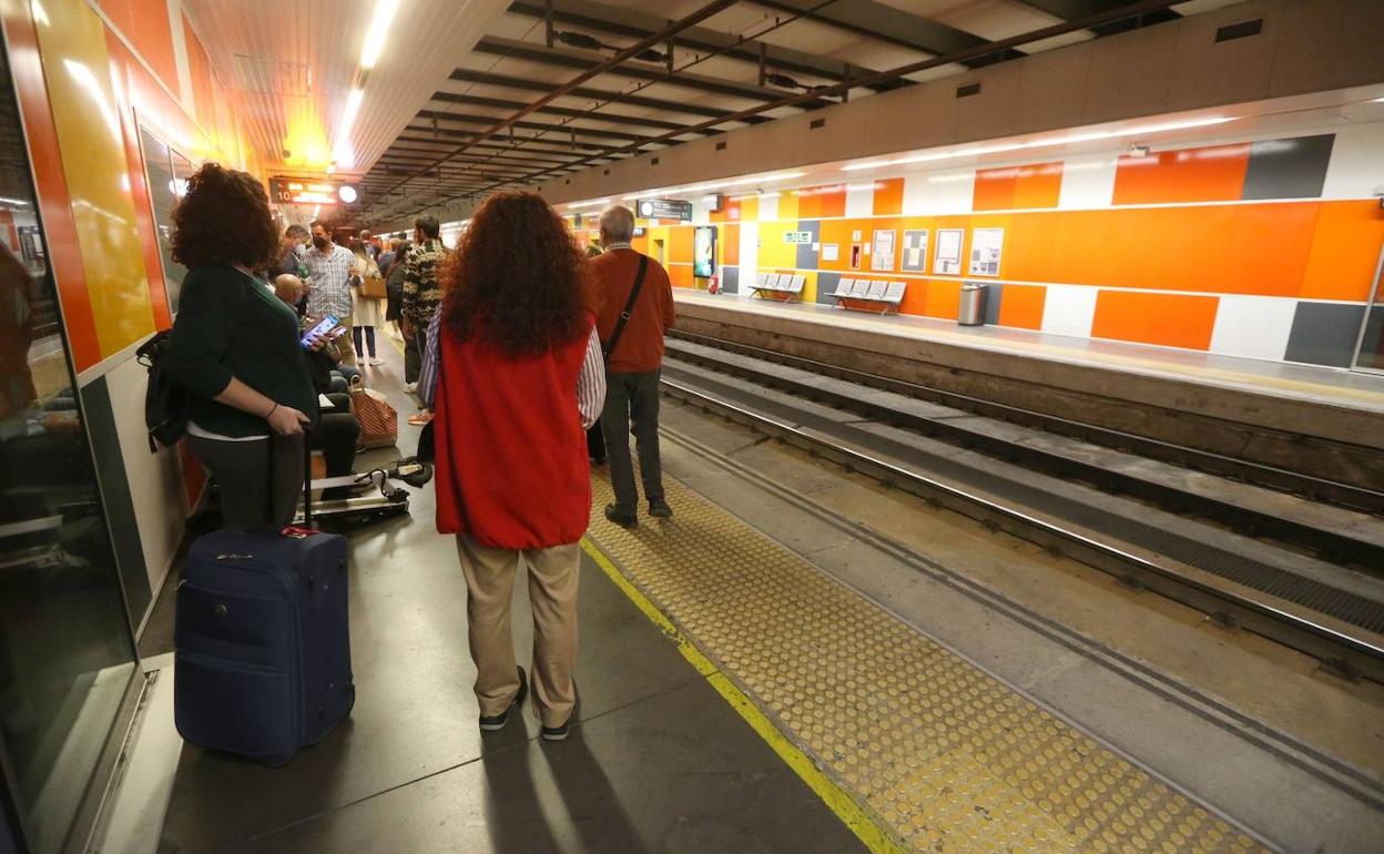 Usuarios del Cercanías esperan la llegada de uno de los trenes.