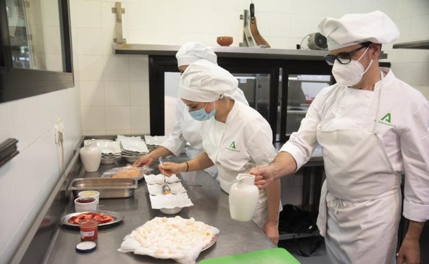 Un grupo de alumnos, en las cocinas de La Cónsula, esta mañana. 