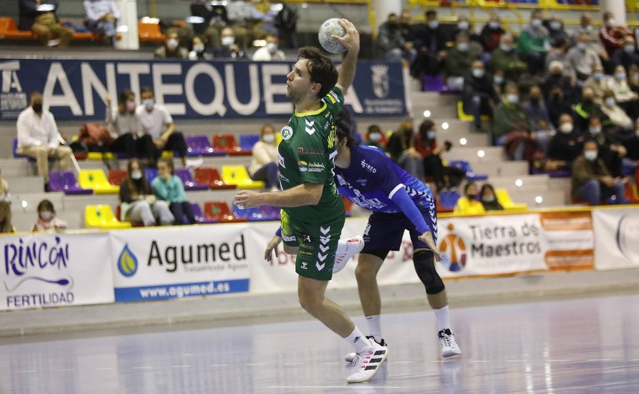 Ángel Pérez lanza a portería durante un partido de esta temporada.