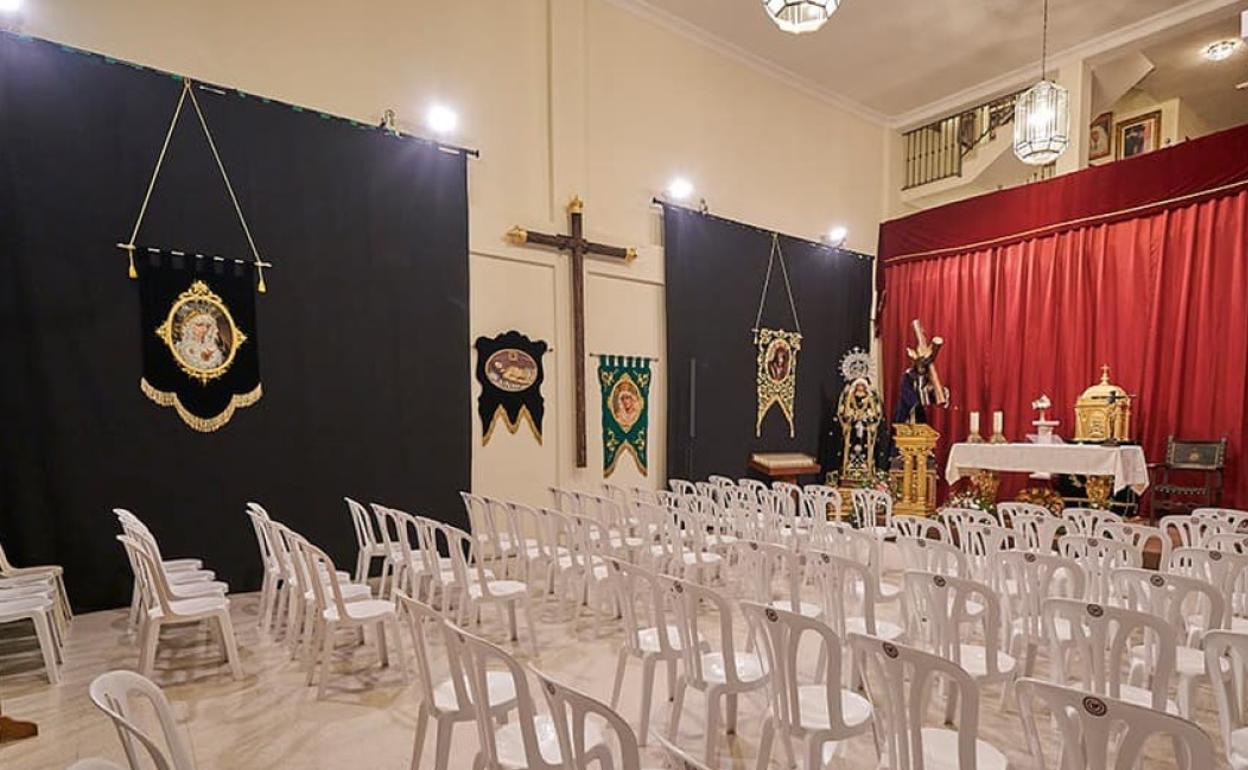 Imagen del salón de la Casa Hermandad del Nazareno donde se están oficiando provisionalmente las misas. 