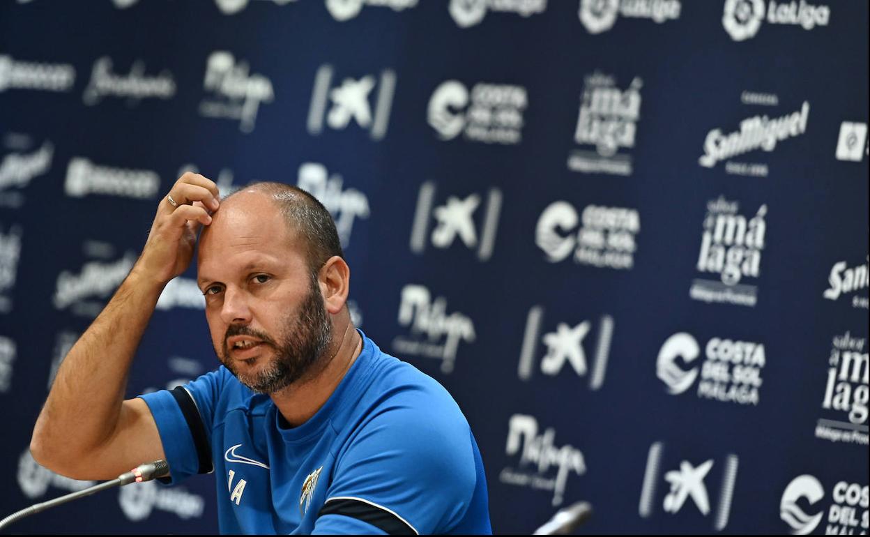 El entrenador del Málaga, José Alberto López, en la sala de prensa de La Rosaleda.