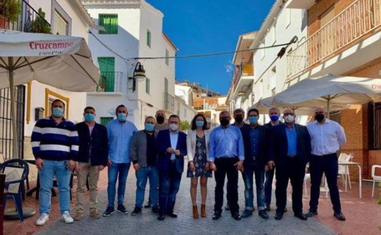 Miguel Ángel Heredia, senador del PSOE por Málaga, junto a alcaldes socialistas de la Axarquía