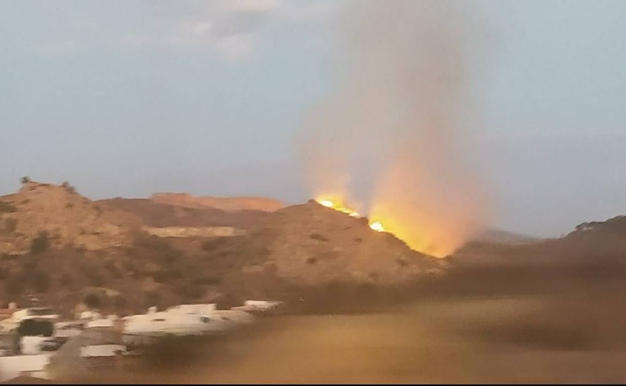 Imagen del fuego declarado en la tarde de este sábado. 