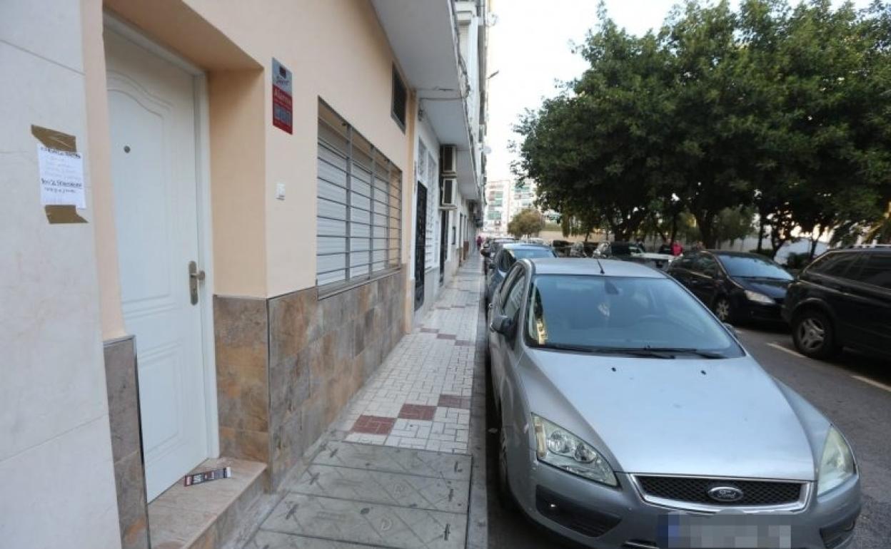 Varios locales comerciales se han reconvertido en viviendas en la zona de Martiricos. 