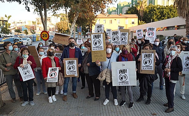 Vecinos de La Pelusa se manifiestan contra la instalación de una gasolinera en el barrio