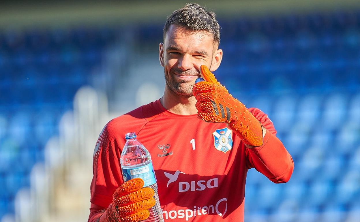 Soriano saluda con el pulgar arriba durante una pausa de un entrenamiento con el Tenerife esta temporada.