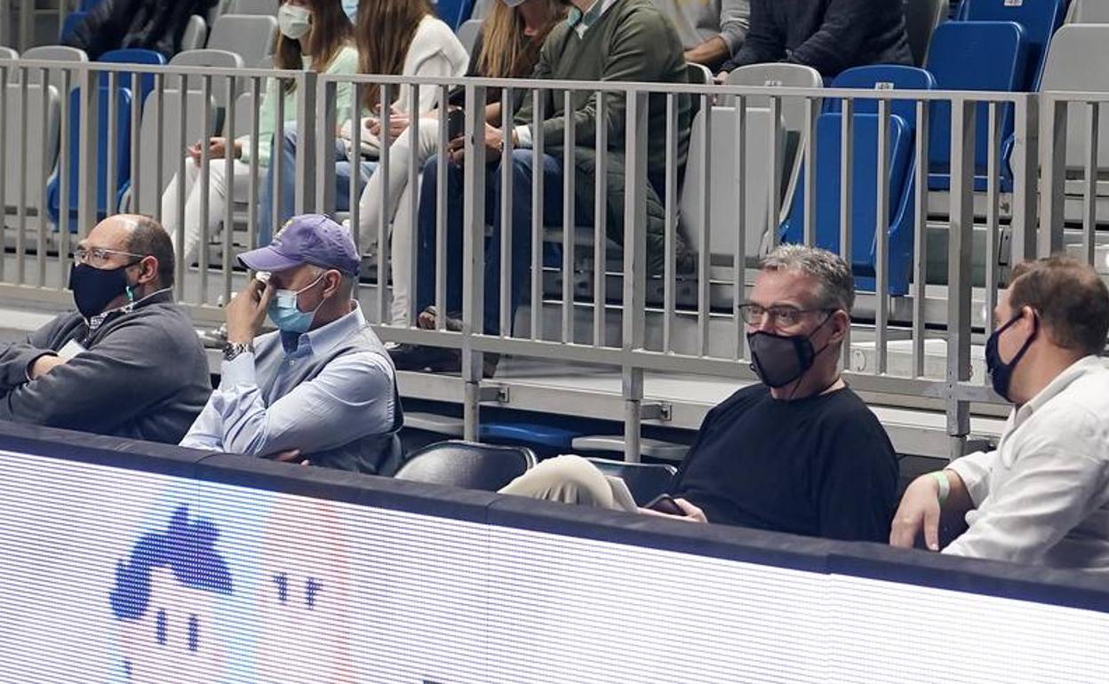 Juan Llaneza, de los Spurs; Claudio Crippa, ojeador de los Spurs para Europa, y R. C. Buford (de negro), manager general de los San Antonio Spurs. 