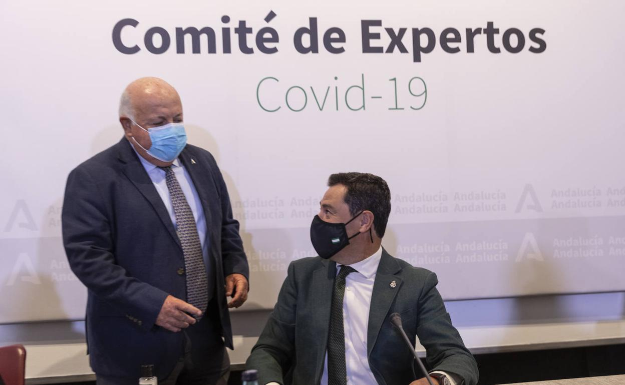 El presidente de la Junta de Andalucía, Juanma Moreno y el consejero de Salud y Familias, Jesús Aguirre), durante una reunión Consejo Asesor de Alertas de Salud Pública de Alto Impacto (Comité de Expertos). 