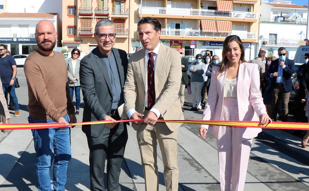 El alcalde y el párroco, en la inauguración de la nueva calle en El Morche. 