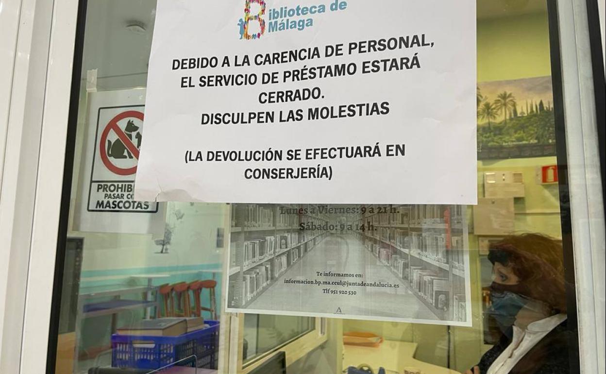 Cartel en el acceso a la biblioteca avisando de la suspensión de los préstamos. 