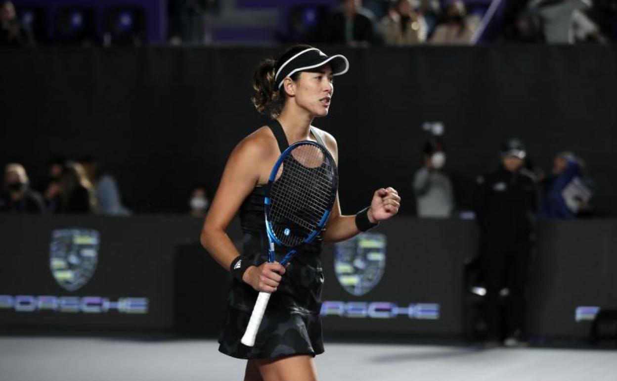 Garbiñe Muguruza celebra su victoria ante Anett Kontaveit.