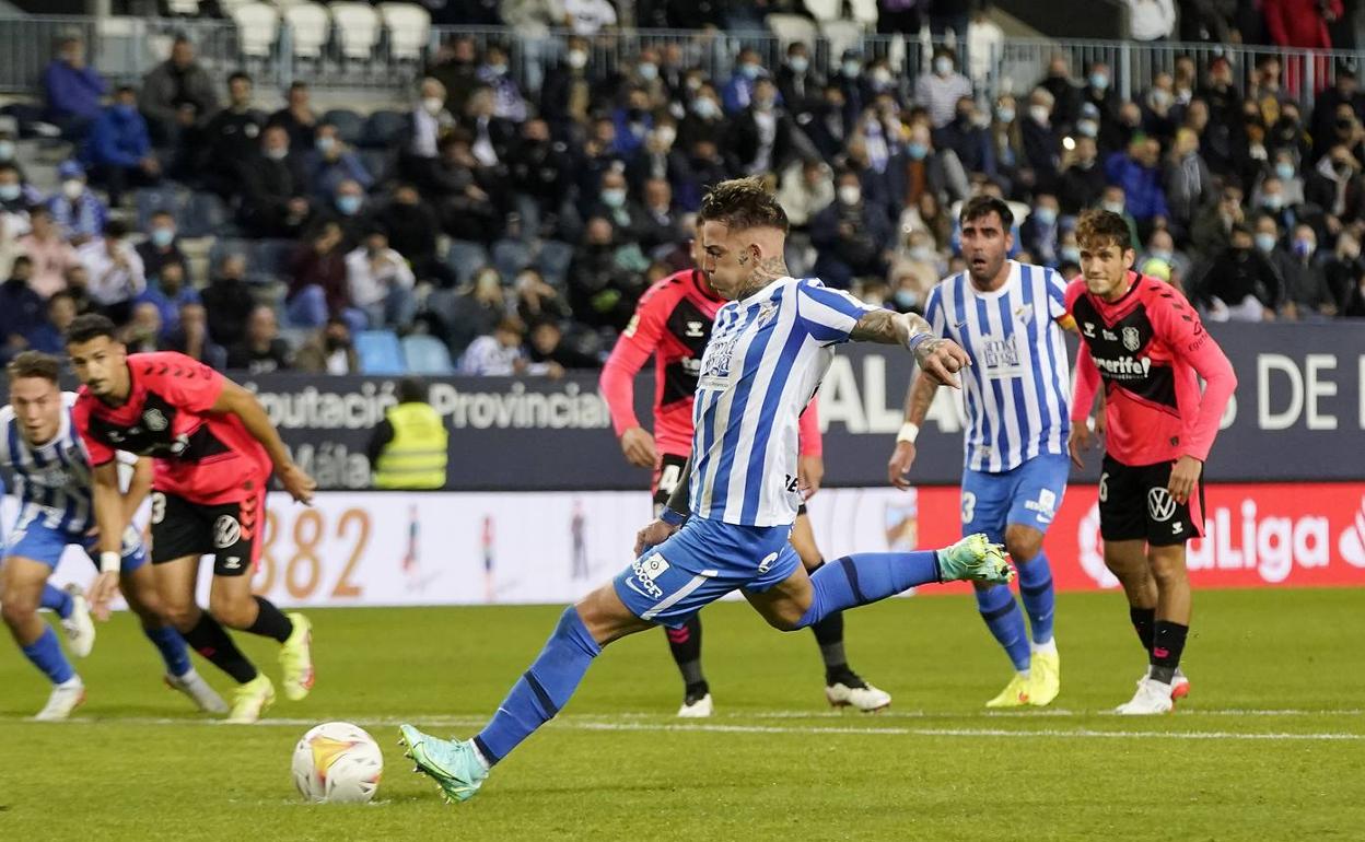 Brandon, en el momento de tirar el penalti que supuso el gol del triunfo. 