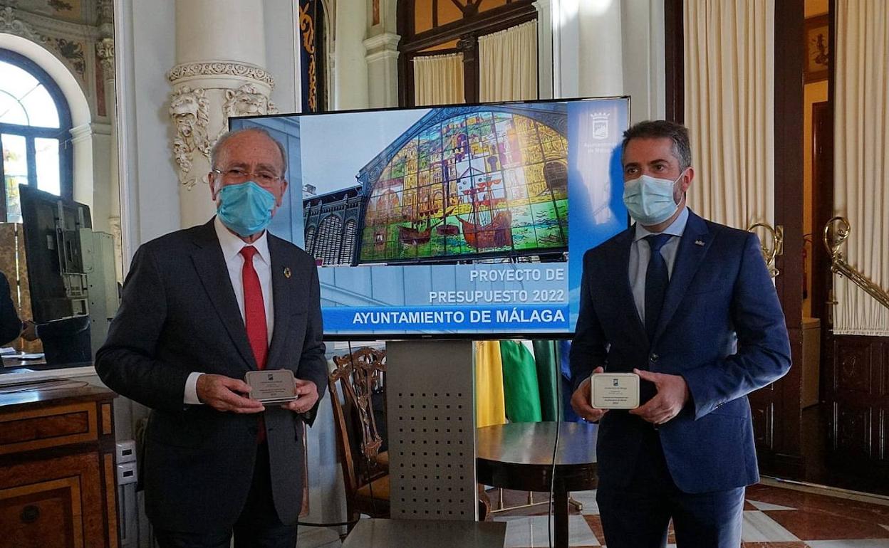 Francisco de la Torre, junto al concejal Carlos Conde, en la presentación de los presupuestos de 2022. 