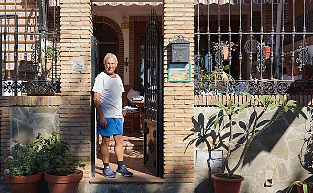 José Antonio Bruno, junto a la fachada de su vivienda en la calle Banda del Mar. 