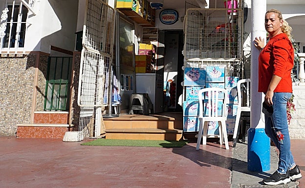 Laura Perea posee un quiosco en la entrada de la vivienda que habita con su marido y dos hijos. 
