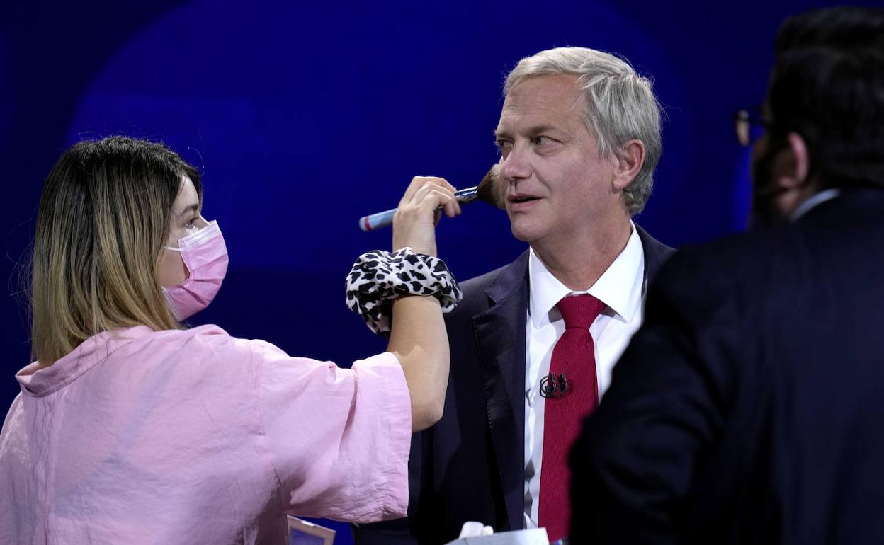 El candidato presidencial por el Partido Republicano, Jose Antonio Kast, participa en el último debate televisado de la campaña. 