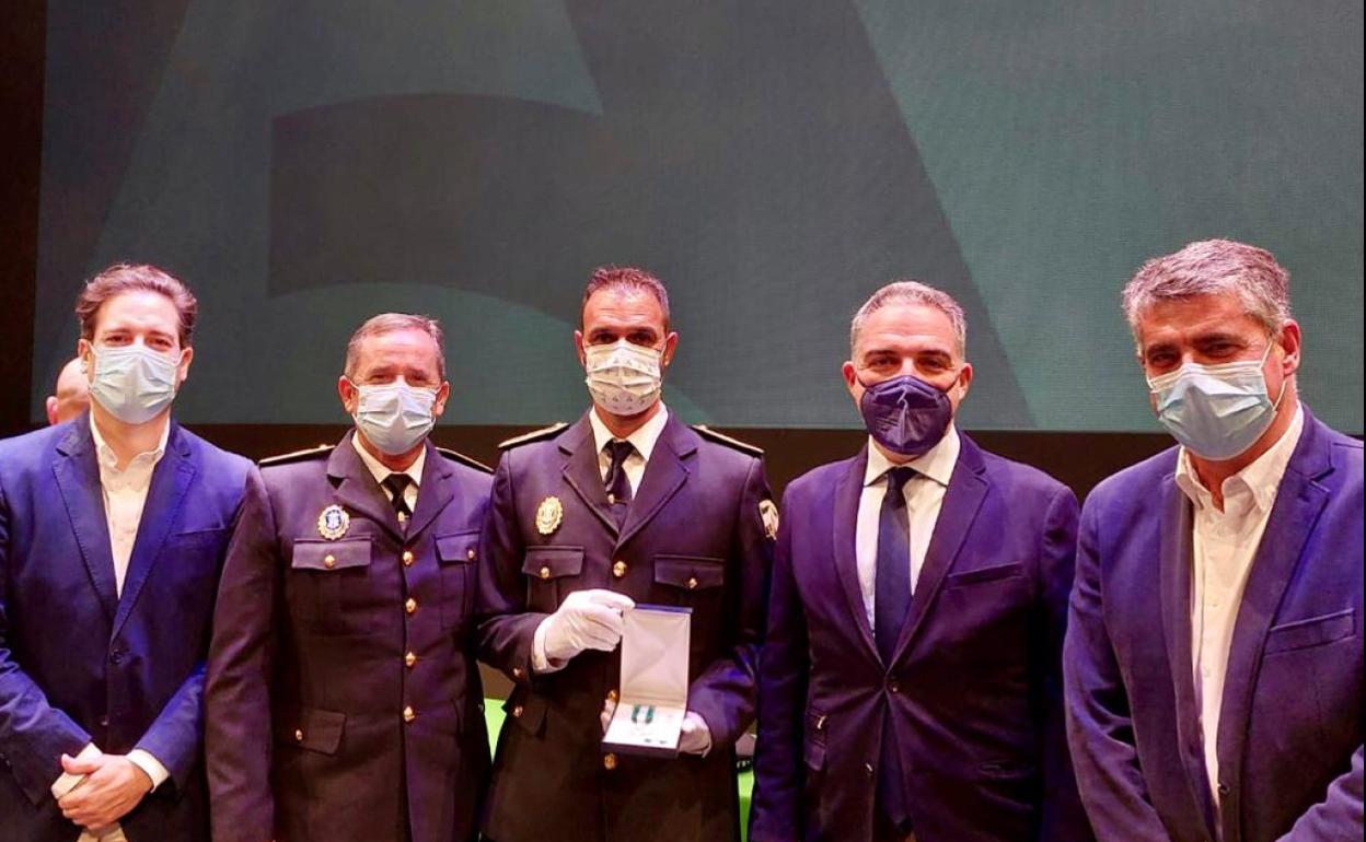 Francisco Arce, Francisco Iranzo, Miguel Alberto García, Elías Bendodo y José Alberto Armijo, en la entrega de la distinción. 