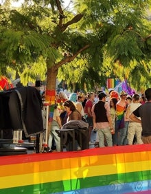 Imagen secundaria 2 - Málaga: La Merced se viste para una gran fiesta LGTBi en el rodaje de la nueva película de Leo Harlem