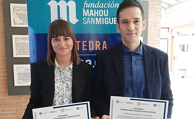 Rano Ayanleke y Víctor Calderón, premiados por sus trabajos fin de grado y de máster, respectivamente. 
