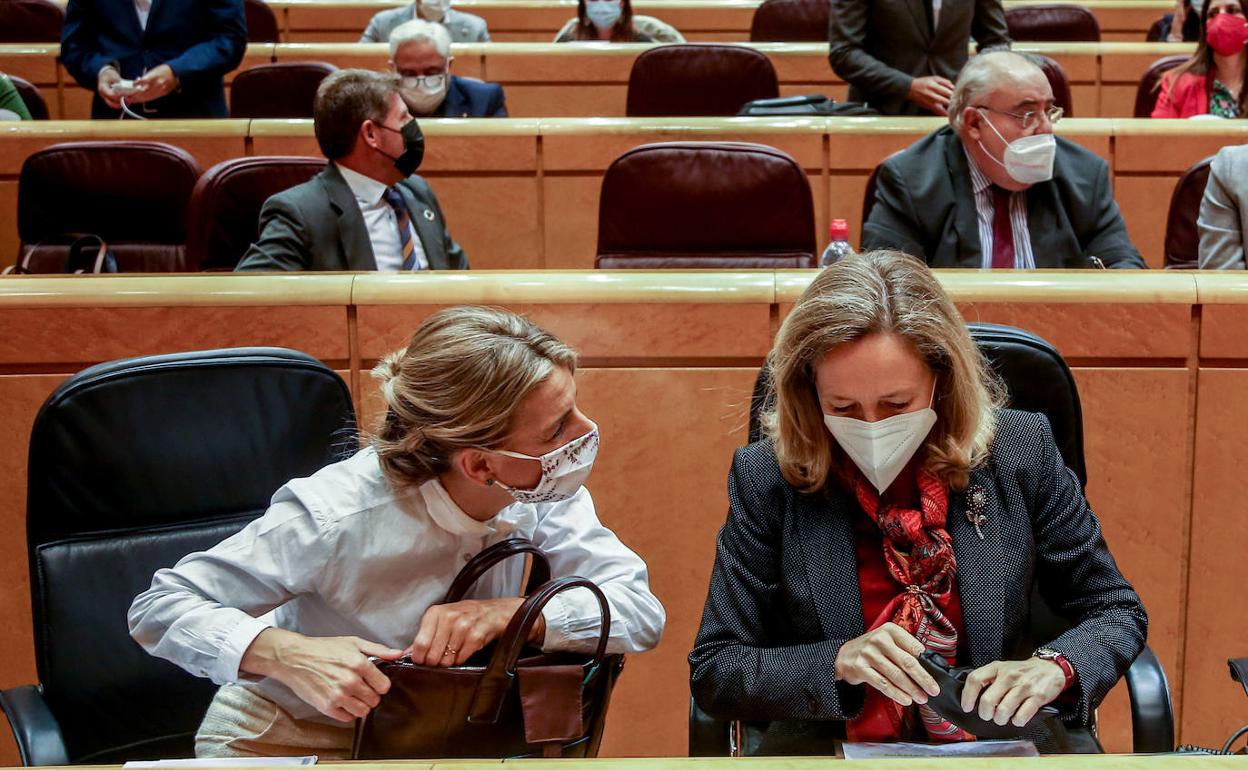 Las vicepresidentas Yolanda Díaz y Nadia Calviño, en el Senado a principios de mes. 