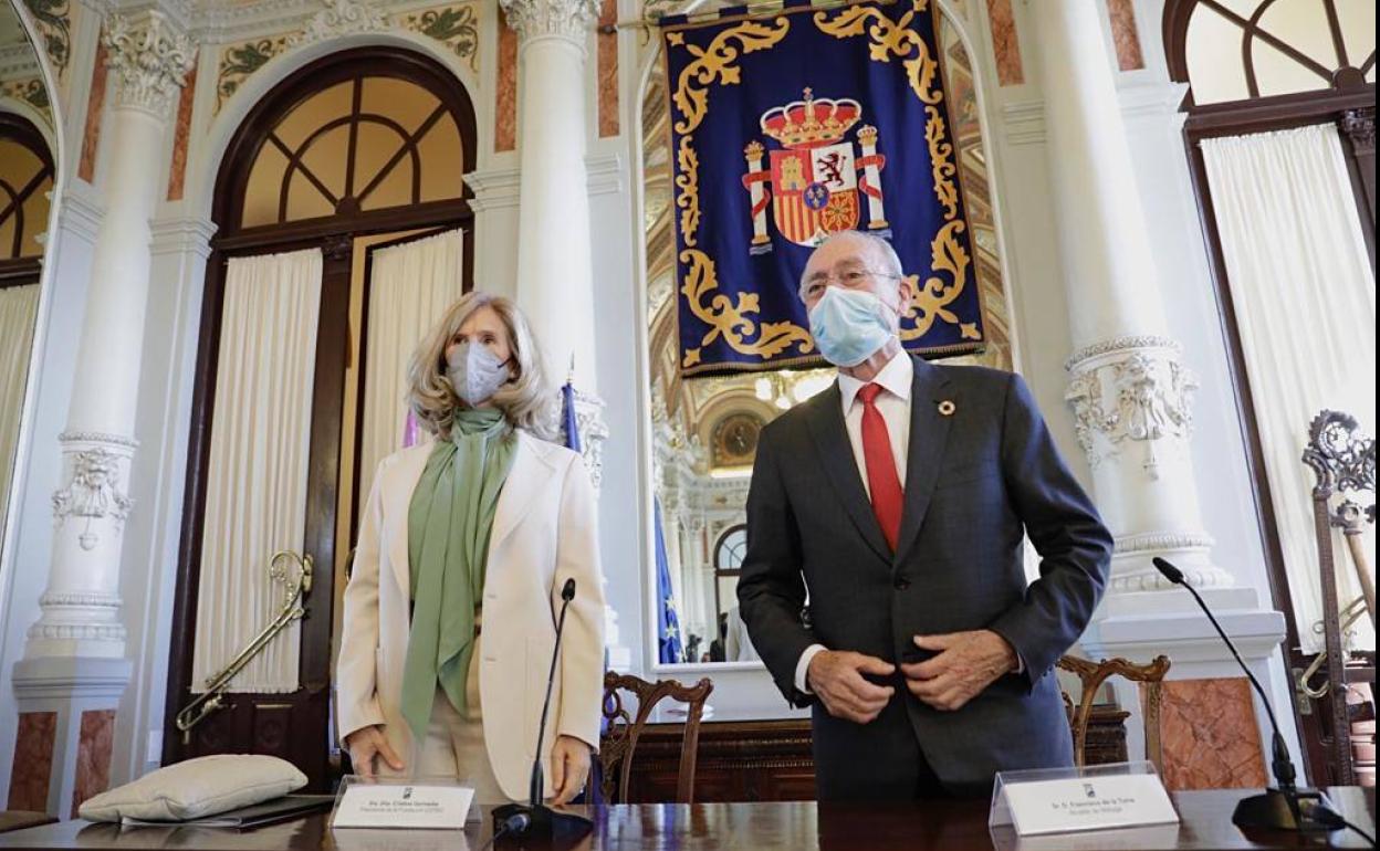 Cristina Garmendia y Francisco de la Torre, este miércoles en el Ayuntamiento de Málaga. 