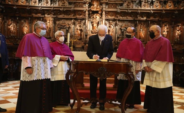 Acto de la firma en el libro de honor de la Catedral. 