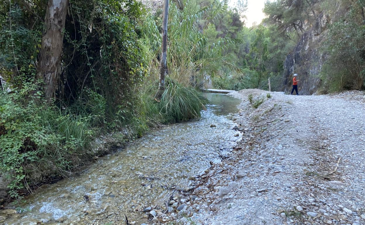 Imagen del cauce medio del río nerjeño en este mes de noviembre, junto a la tercera fábrica de la luz. 