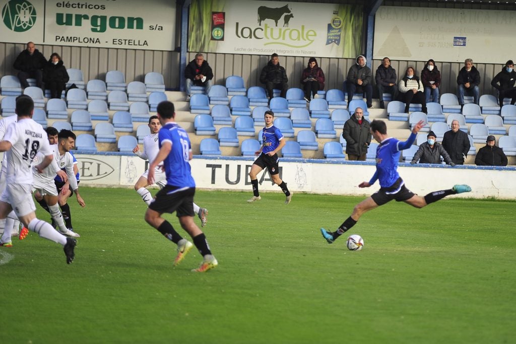 La casa de la Peña Sport, primer rival en una nueva edición de la Copa, es el campo Municipal San Fernando de Tafalla (un pueblo de apenas 10.000 habitantes). Una instalación con aforo para 4.000 personas y dotado de un césped natural de alta calidad con grandes dimensiones (105x67). Cumple con todos los requisitos exigidos por la Federación para albergar un partido de Copa, ya que fue acondicionado en la temporada 19-20 para recibir al Fuenlabrada en esta misma competición. Este estadio se encuentra a 25 minutos de Pamplona, por lo que el Málaga podrá concentrarse en la capital navarra para el encuentro.