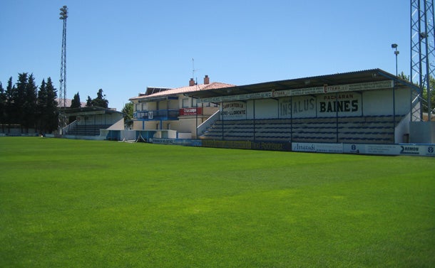 La casa de la Peña Sport, primer rival en una nueva edición de la Copa, es el campo Municipal San Fernando de Tafalla (un pueblo de apenas 10.000 habitantes). Una instalación con aforo para 4.000 personas y dotado de un césped natural de alta calidad con grandes dimensiones (105x67). Cumple con todos los requisitos exigidos por la Federación para albergar un partido de Copa, ya que fue acondicionado en la temporada 19-20 para recibir al Fuenlabrada en esta misma competición. Este estadio se encuentra a 25 minutos de Pamplona, por lo que el Málaga podrá concentrarse en la capital navarra para el encuentro.