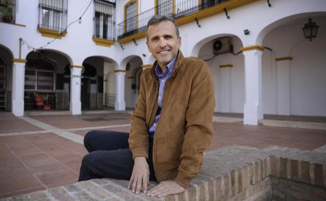 López, en la plaza Gloria Fuertes de La Cala del Moral, antes de la entrevista.