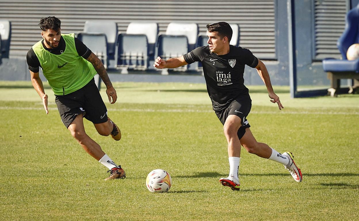 El jugador del Málaga, Víctor Gómez, conduce un balón durante el entrenamiento de este jueves en La Rosaleda.