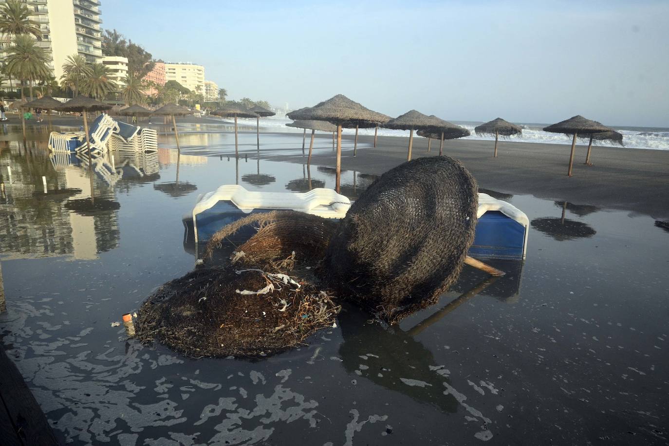 Daños causados por el temporal en las playas de Marbella y Río Verde.