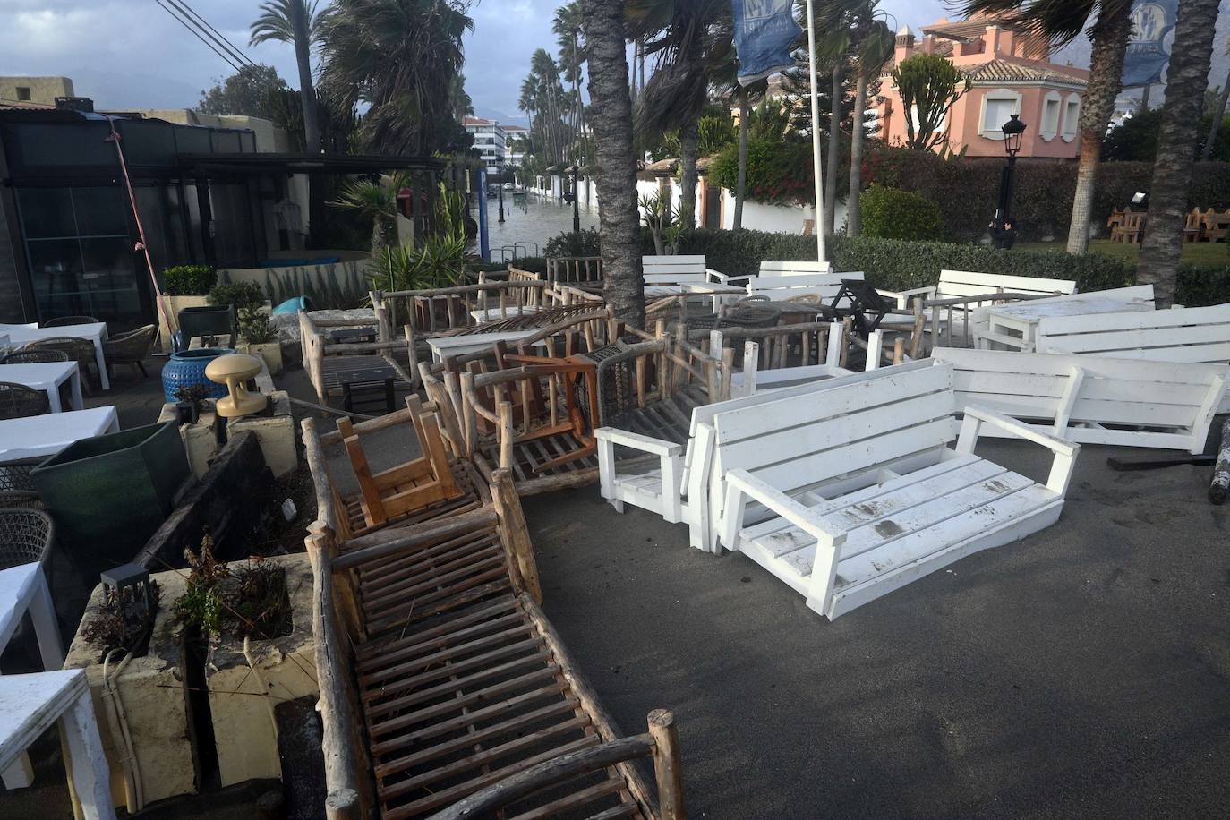 Daños causados por el temporal en las playas de Marbella y Río Verde.