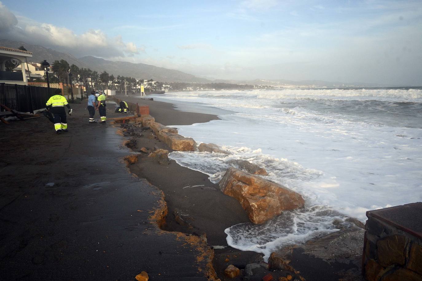 Daños causados por el temporal en las playas de Marbella y Río Verde.
