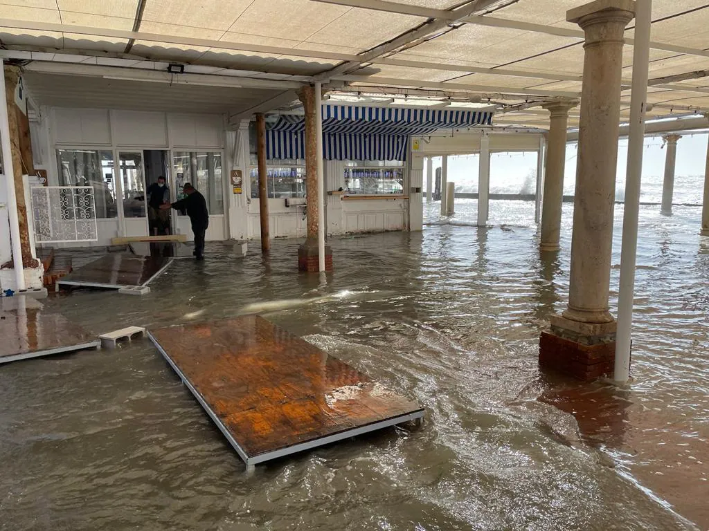 El temporal de viento y olas deja dos heridos en la provincia y derriba un chiringuito en Fuengirola. El servicio 112 registra la mayoría de los sucesos en Málaga capital y la Costa del Sol, por la caída de árboles, señales y alumbrado navideño. En la imagen, los Baños del Carmen