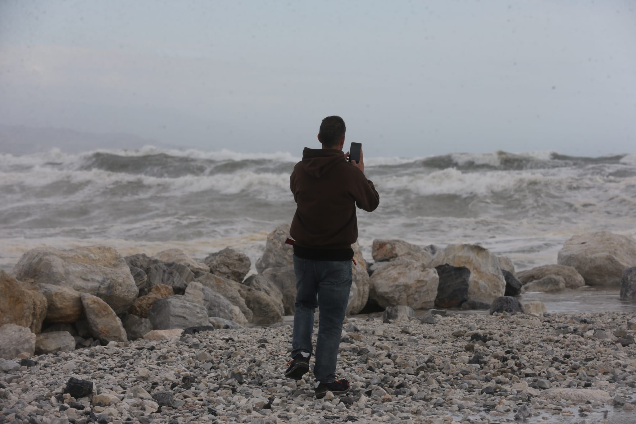 El temporal de viento y olas deja dos heridos en la provincia y derriba un chiringuito en Fuengirola. El servicio 112 registra la mayoría de los sucesos en Málaga capital y la Costa del Sol, por la caída de árboles, señales y alumbrado navideño.