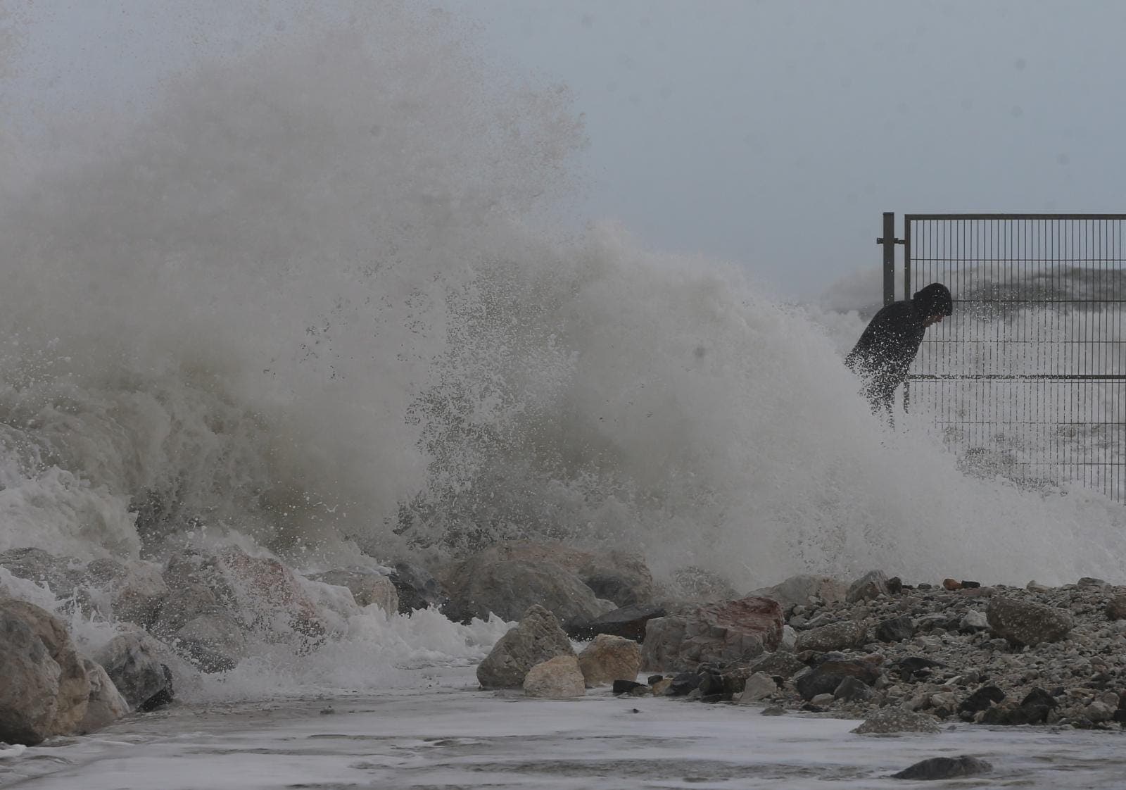 El temporal de viento y olas deja dos heridos en la provincia y derriba un chiringuito en Fuengirola. El servicio 112 registra la mayoría de los sucesos en Málaga capital y la Costa del Sol, por la caída de árboles, señales y alumbrado navideño.