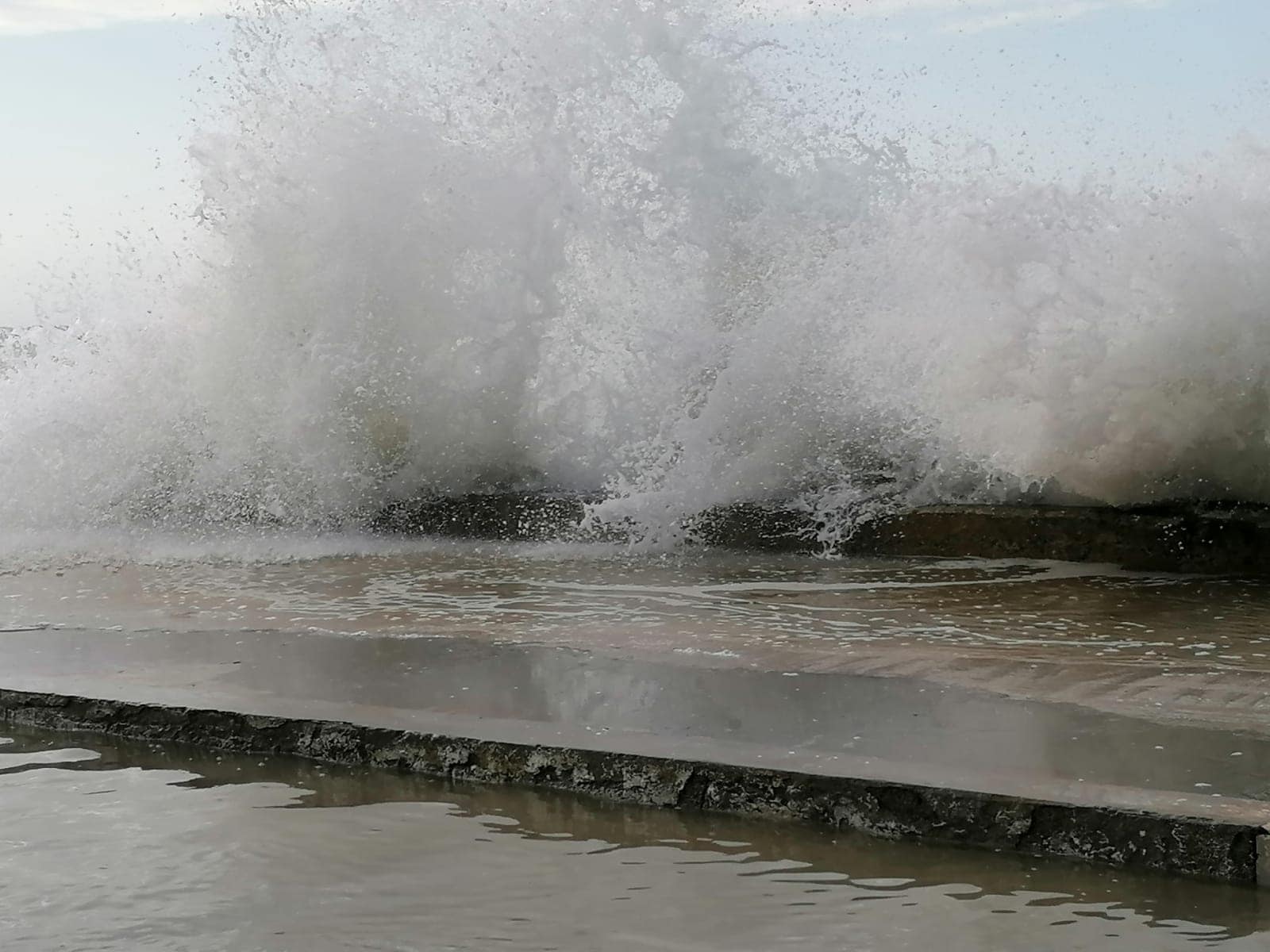 El temporal de viento y olas deja dos heridos en la provincia y derriba un chiringuito en Fuengirola. El servicio 112 registra la mayoría de los sucesos en Málaga capital y la Costa del Sol, por la caída de árboles, señales y alumbrado navideño.