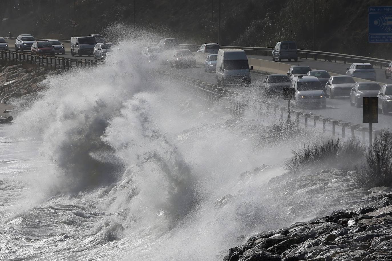 El temporal de viento y olas deja dos heridos en la provincia y derriba un chiringuito en Fuengirola. El servicio 112 registra la mayoría de los sucesos en Málaga capital y la Costa del Sol, por la caída de árboles, señales y alumbrado navideño. Imagen tomada en Fuengirola