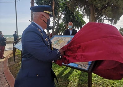 Imagen secundaria 1 - Tres imágenes de los actos de homenaje celebrados ayer en el paseo marítimo. 