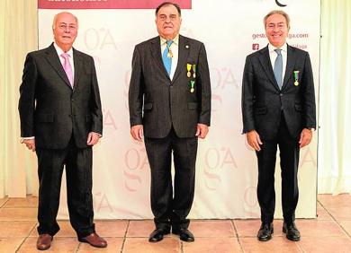 Imagen secundaria 1 - ARriba, Cobo, Alfonso, Fernández, Segura, Jiménez y González. Abajo, los presidentes de honor del Colegio Juan Blanca, Rafael Quijada y Jorge Alcántara. En la tercera foto: Juan de Dios Villena, Daniel Quijada y Carlos Gómez-Cambronero