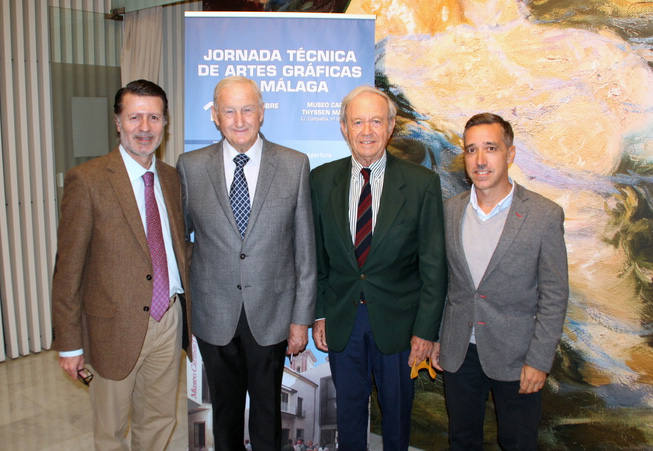 Imagen principal - Infante, Ferrer, Bueno y Lucena, en el evento de ASAGM. Abajo, algunos socios de ASAGMA y Esteban Bueno, durante su intervención