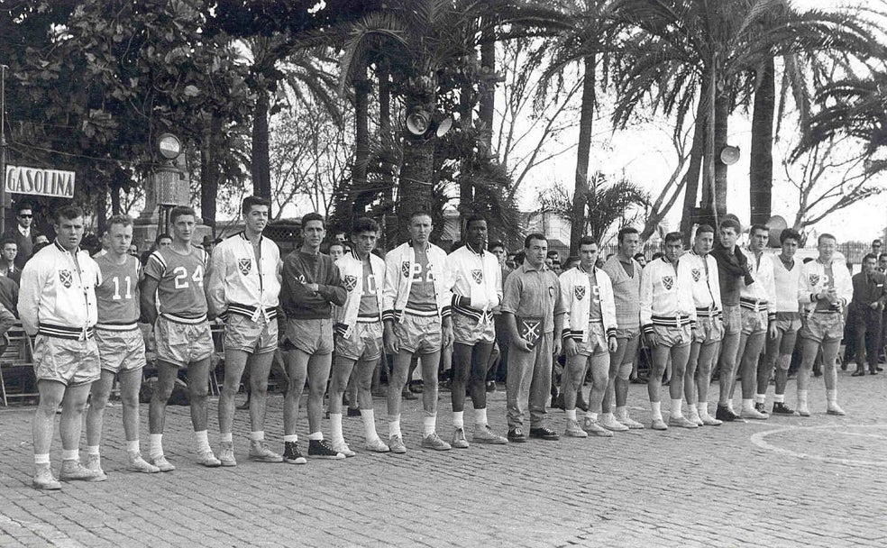 En la Plaza de la Marina se jugaron partidos con los marinos estadounidenses, como este en el que aparece una selección de marinos y jugadores malagueños. Es una imagen que aparece en el libro 'Gigantes del baloncesto en Malagueño'. 