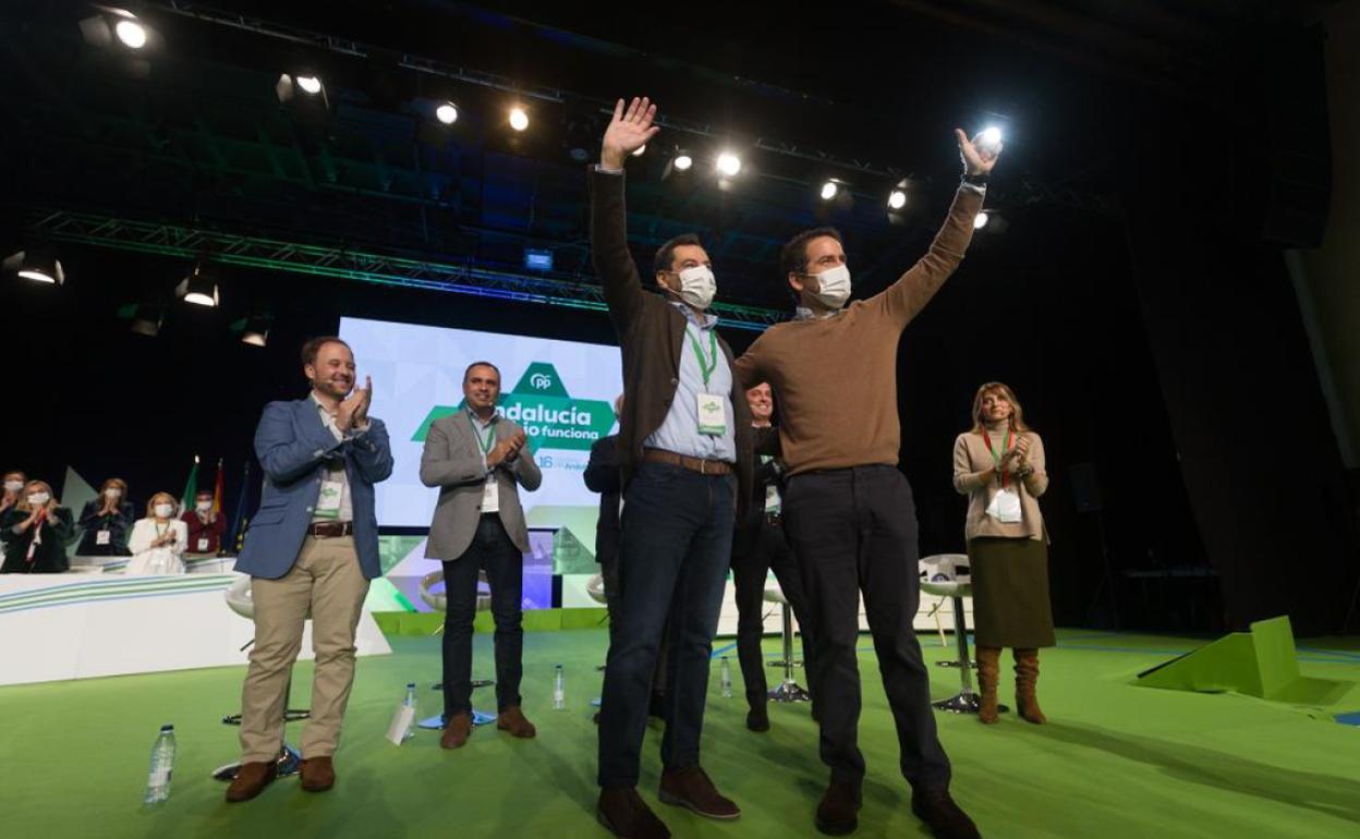 Juanma Moreno y Teodoro García Egea saludan al plenario.