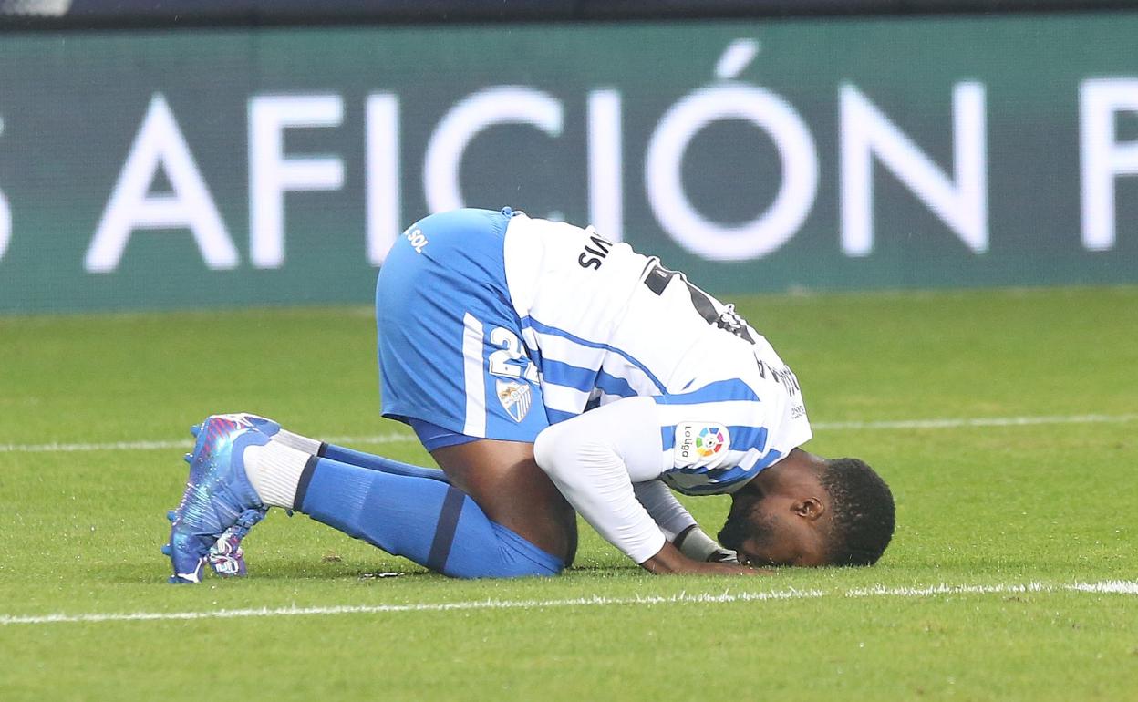 Sekou besa el césped tras su gol. 